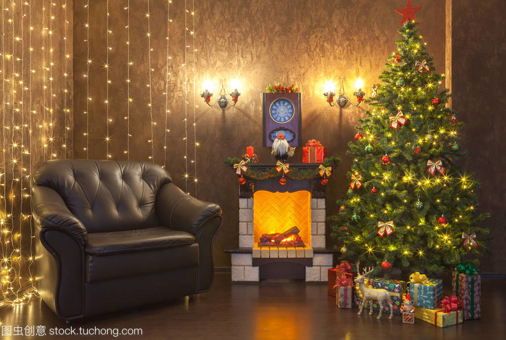 新的一年的室内装饰, 客厅里有壁炉和真皮扶手椅。装饰着大弓、球和花环的圣诞树